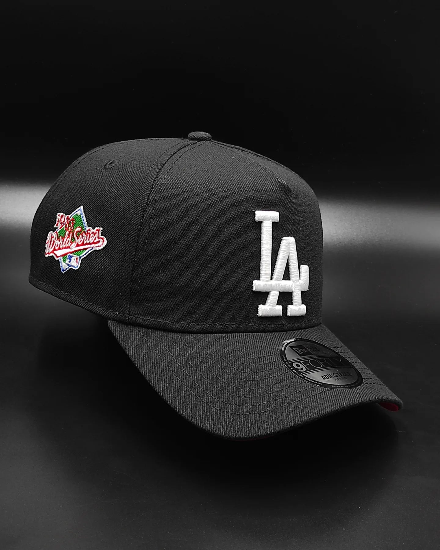 Gorra New Era Los Angeles Dodgers edición roja y negra serie mundial con visera plana