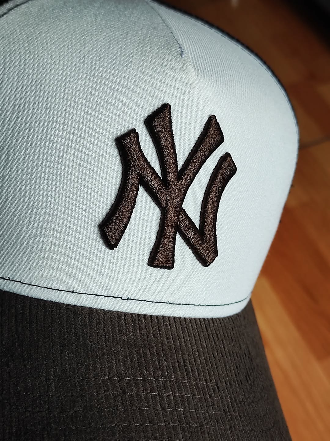 Gorra trucker de New Era de los New York Yankees con visera de pana y cierre ajustable.