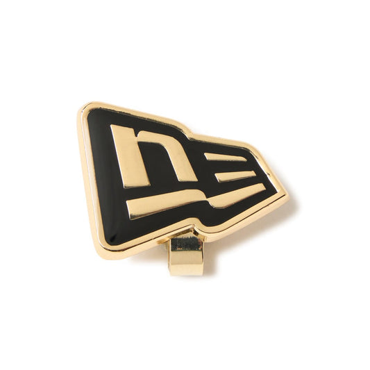 Clip para visera de gorra, logo bandera NewEra, color oro/negro.