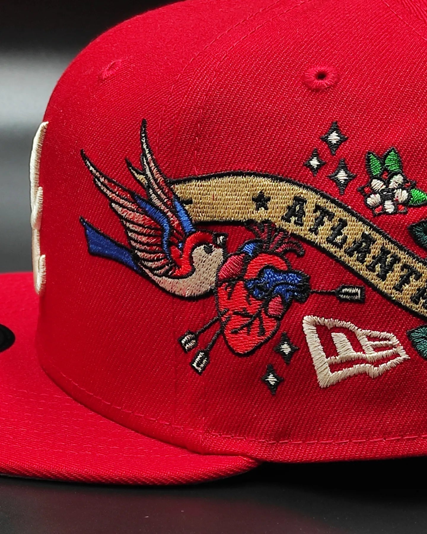 Gorra Snapback New Era 9Fifty de los Atlanta Braves con visera gris e insignia lateral City Art - Roja