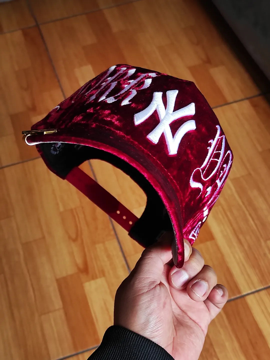 Gorra con cierre trasero de la marca New Era New York Yankees "Velvet" 9FORTY A-Frame