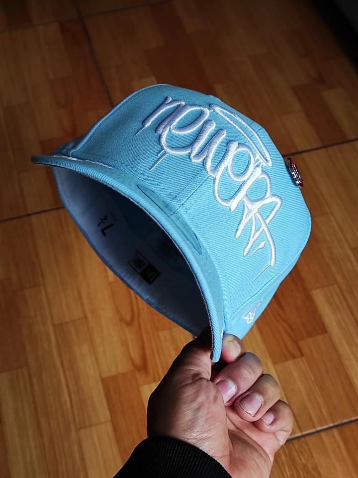 59FIFTY new era grafiti AZUL CIELO incluye pin
