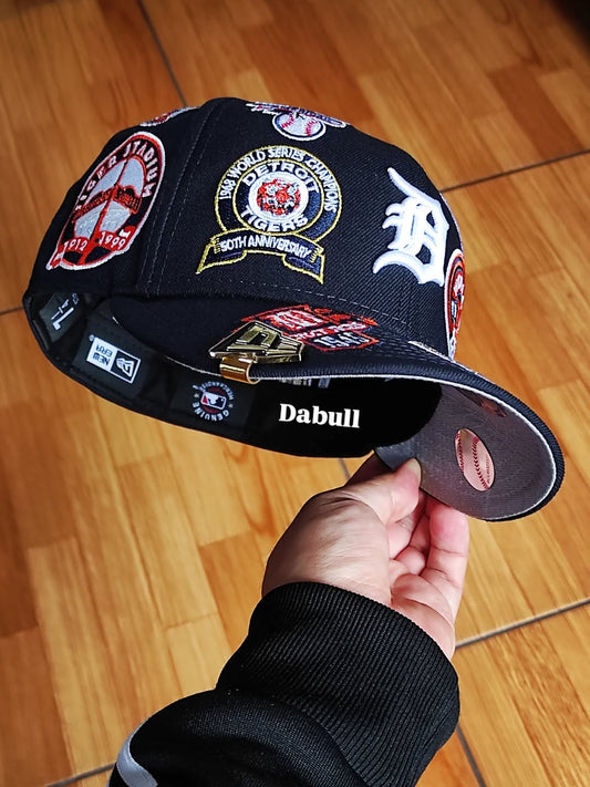 Gorra ajustada 59FIFTY New Era azul marino de los Detroit Tigers con el logo por toda la gorra y la parte inferior gris