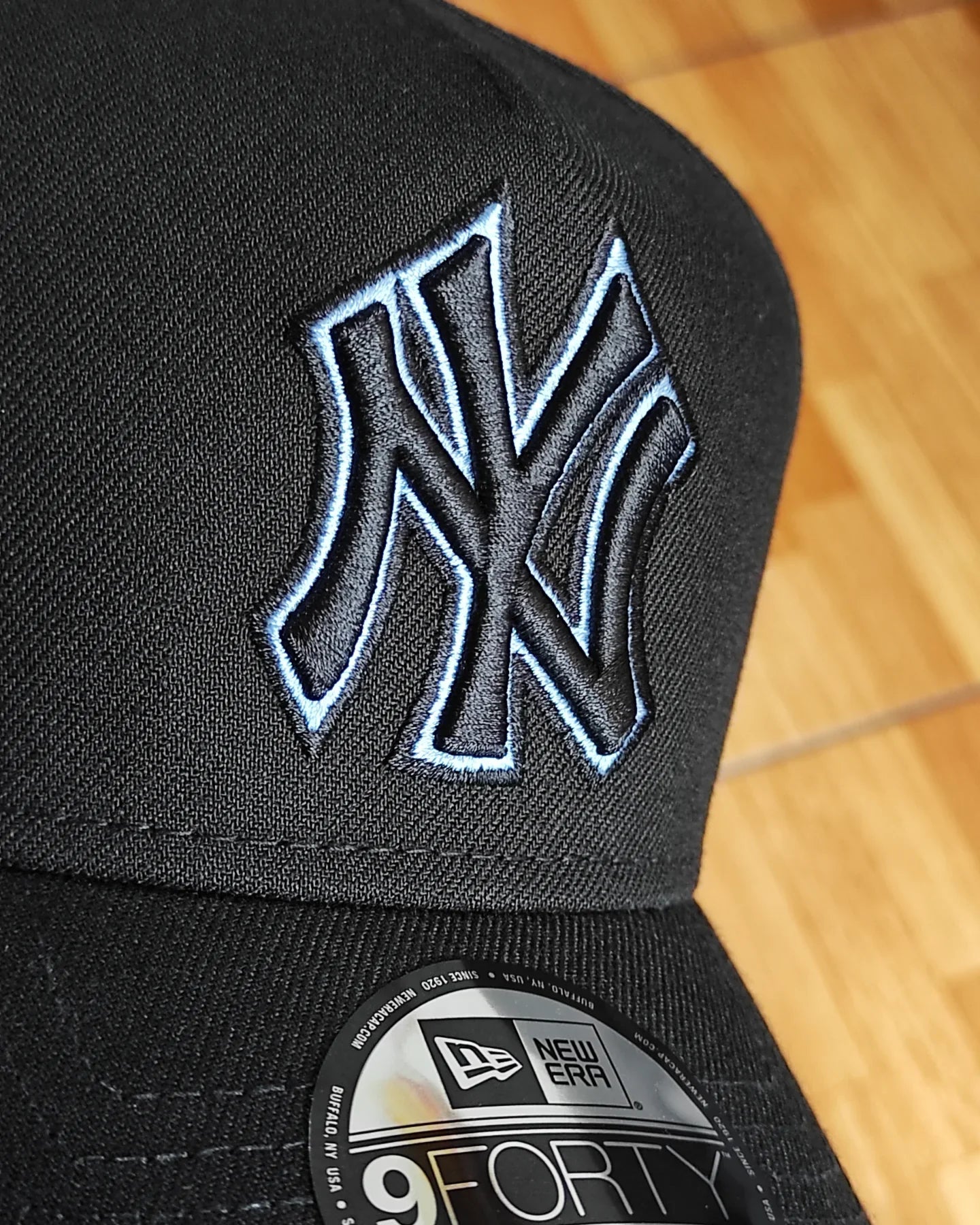 Gorra New Era New York Yankees World Series 1999 Black Sky Edition 9Forty A-Frame con Cierre Ajustable