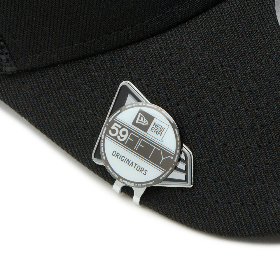 Pin metálico plateado con la bandera de New Era