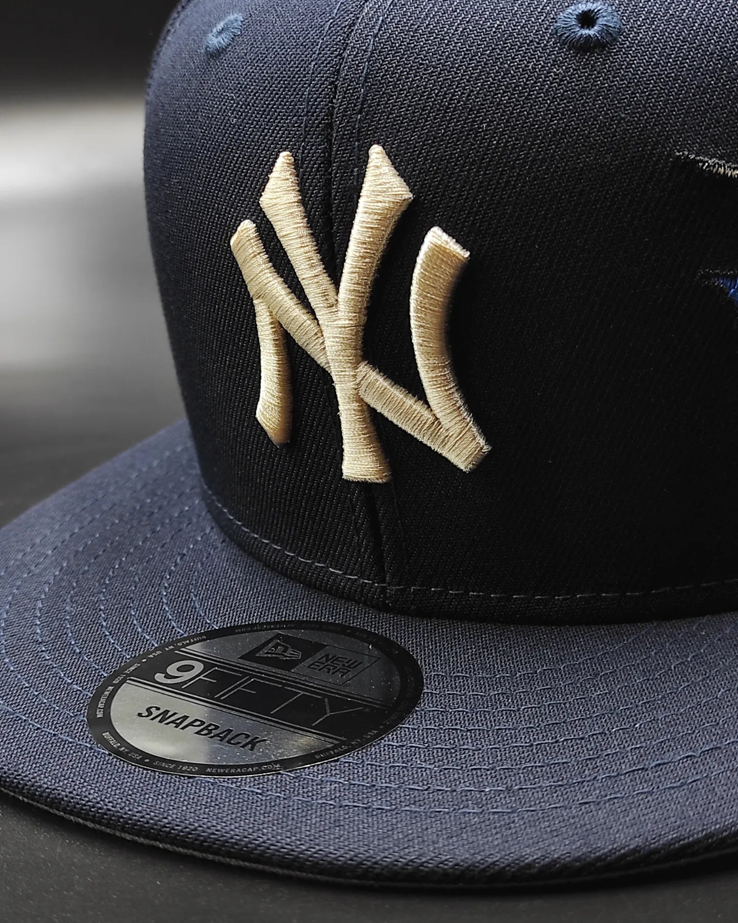 Gorra New Era 9Fifty Snapback de los New York Yankees con visera inferior gris y parche lateral City Art - Azul marino