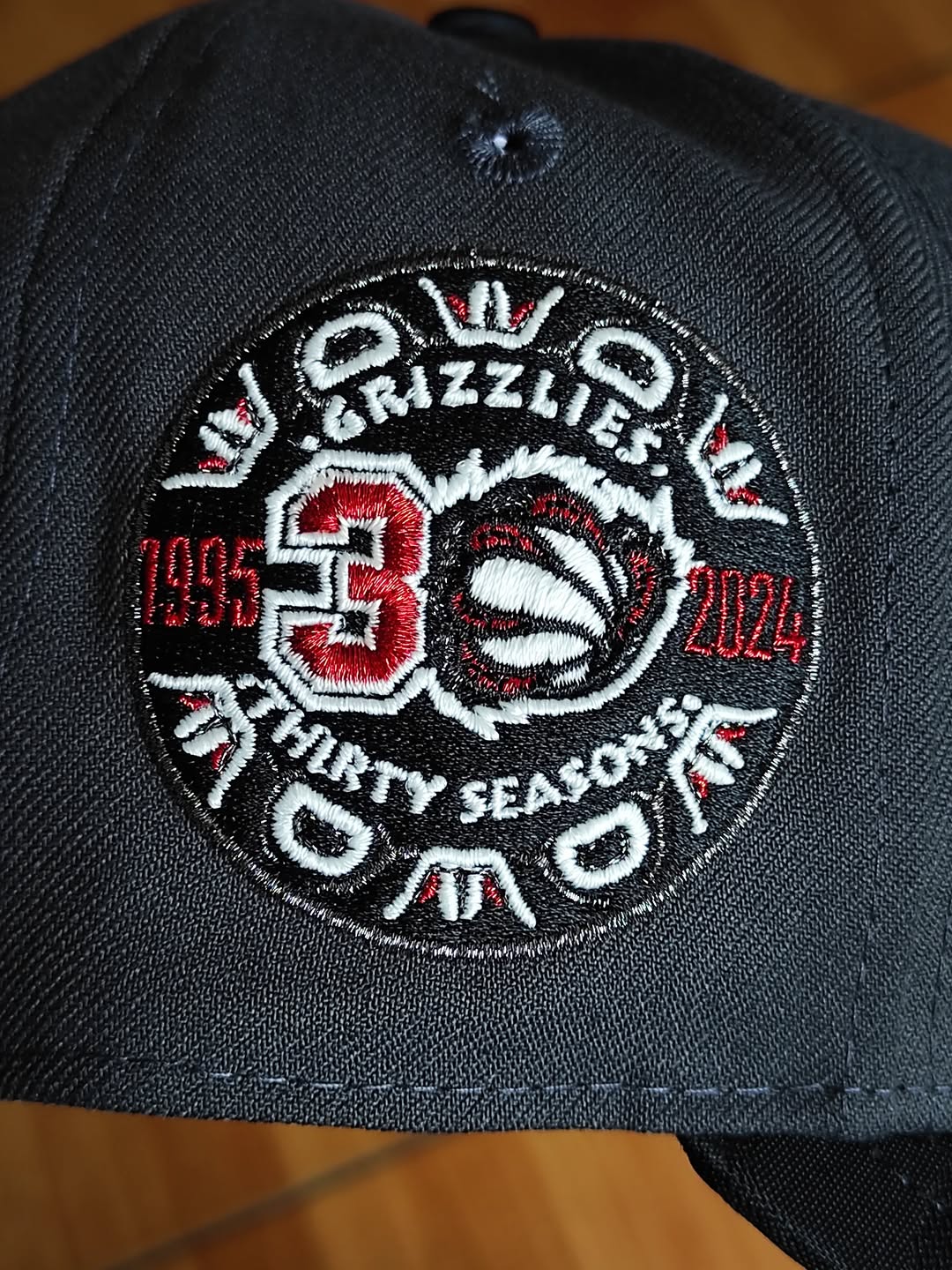 Gorra ajustada 59Fifty New Era Vancouver Grizzlies 30 Temporadas Gris Oscuro Edición Que Brilla En La Oscuridad