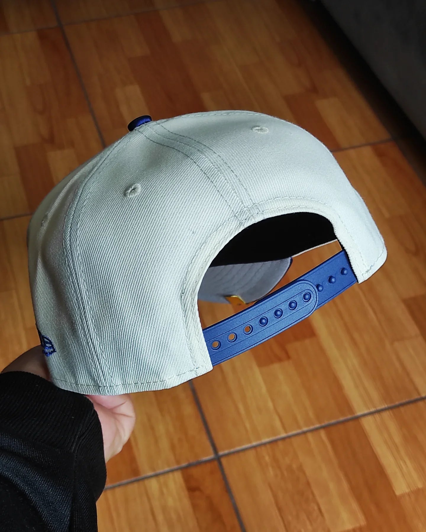 Gorra Snapback New Era Los Angeles Dodgers Chrome Satin Brim Two Tone 9Forty A Frame