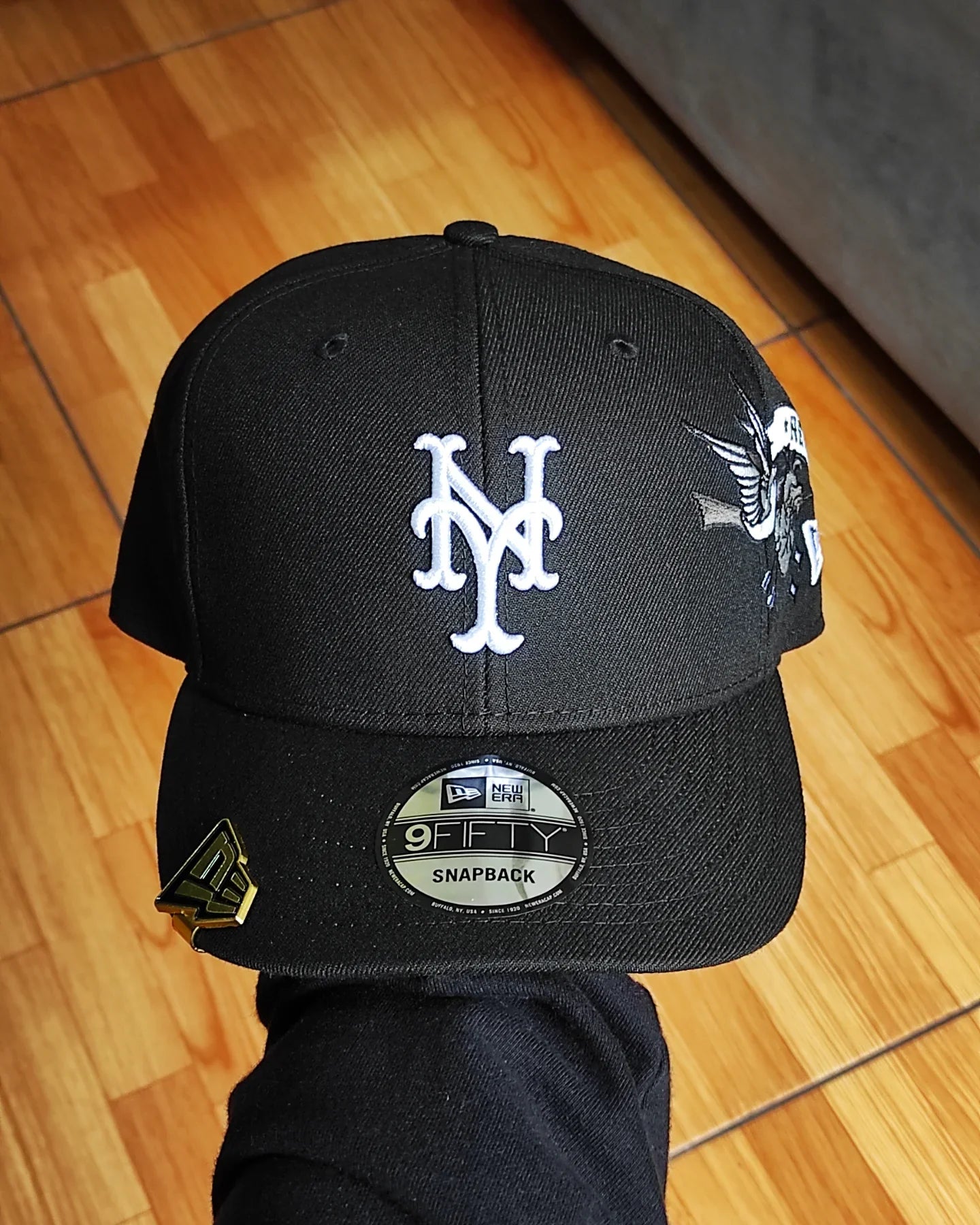 Gorra Snapback New Era 9Fifty de los New York Mets con parche lateral de arte urbano y visera gris - Negra