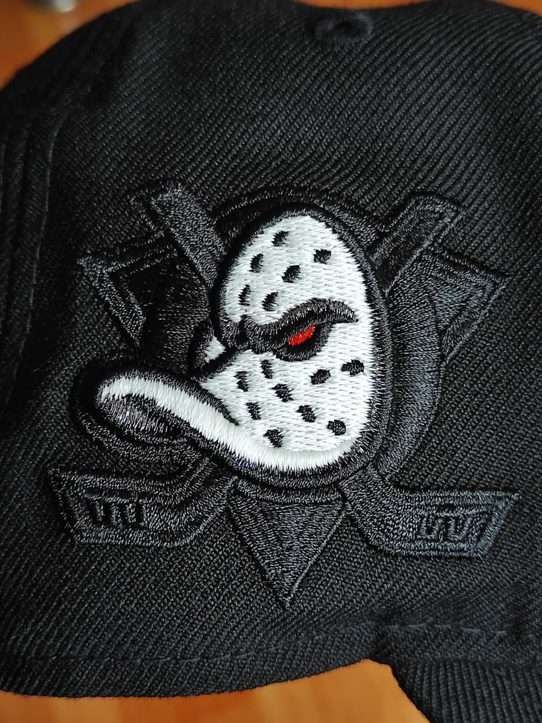 Gorra ajustada New Era Anaheim Ducks Blackout Glow Wool Edition 59Fifty