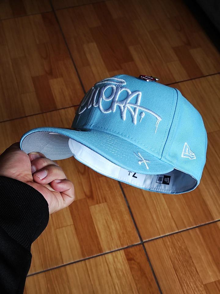 59FIFTY new era grafiti AZUL CIELO incluye pin