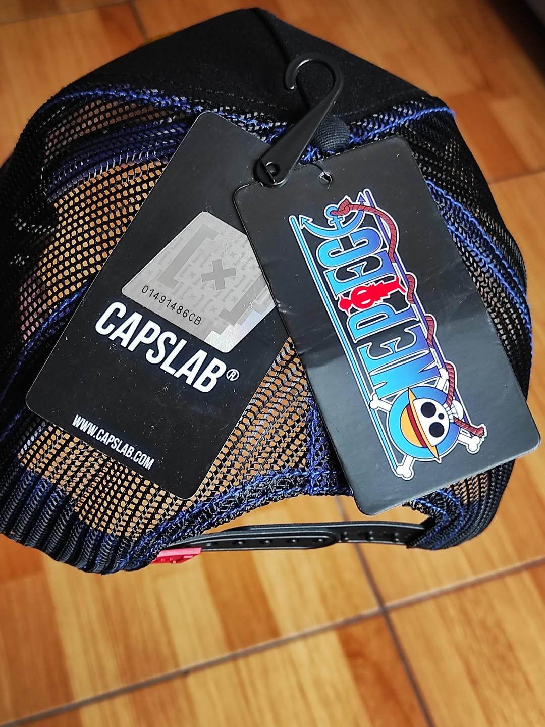Gorra Capslab Luffy One Piece Trucker negra azul
