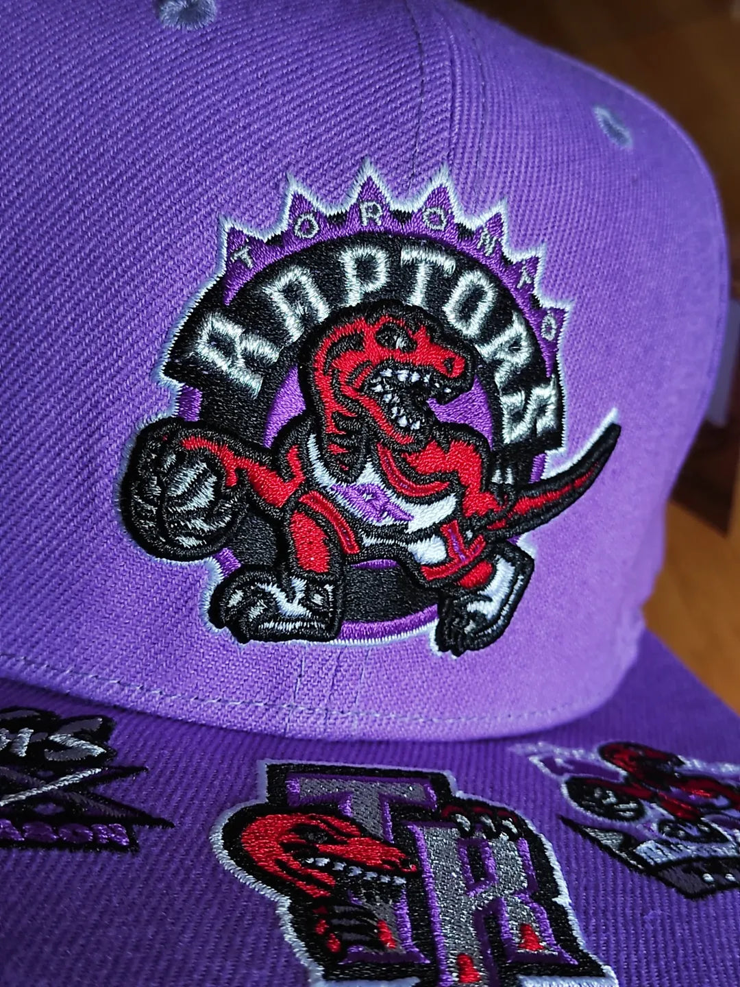 Gorra Snapback Toronto Raptors Mitchell & Ness NBA FRONT LOADED - Morada