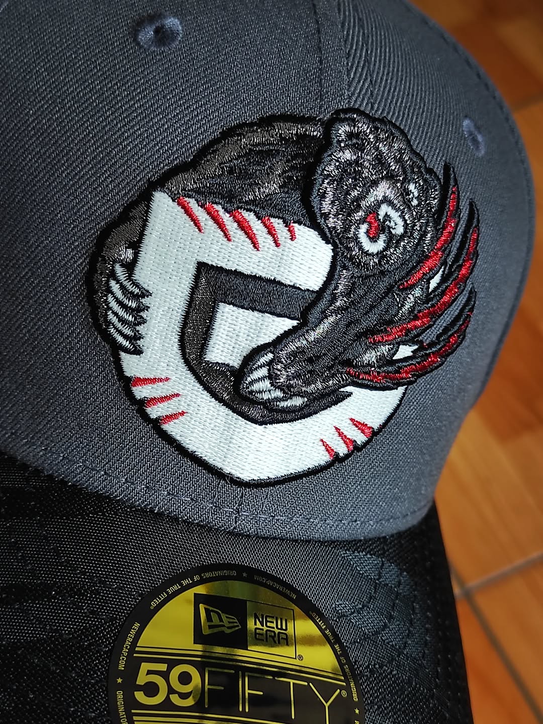 Gorra ajustada 59Fifty New Era Vancouver Grizzlies 30 Temporadas Gris Oscuro Edición Que Brilla En La Oscuridad