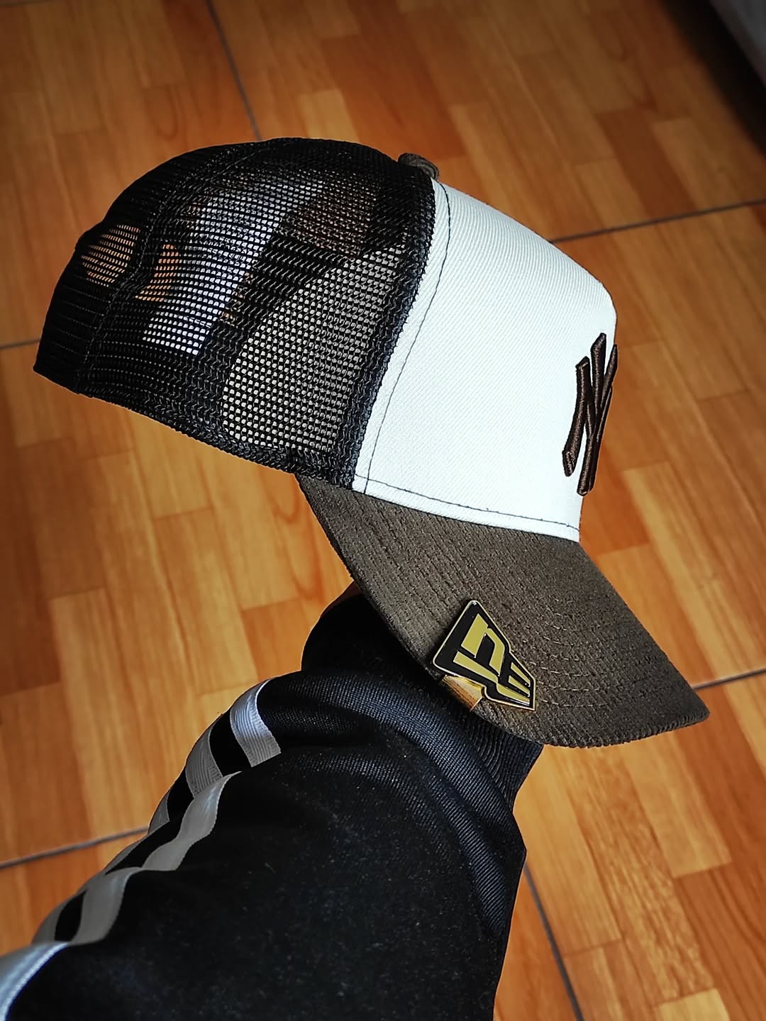 Gorra trucker de New Era de los New York Yankees con visera de pana y cierre ajustable.