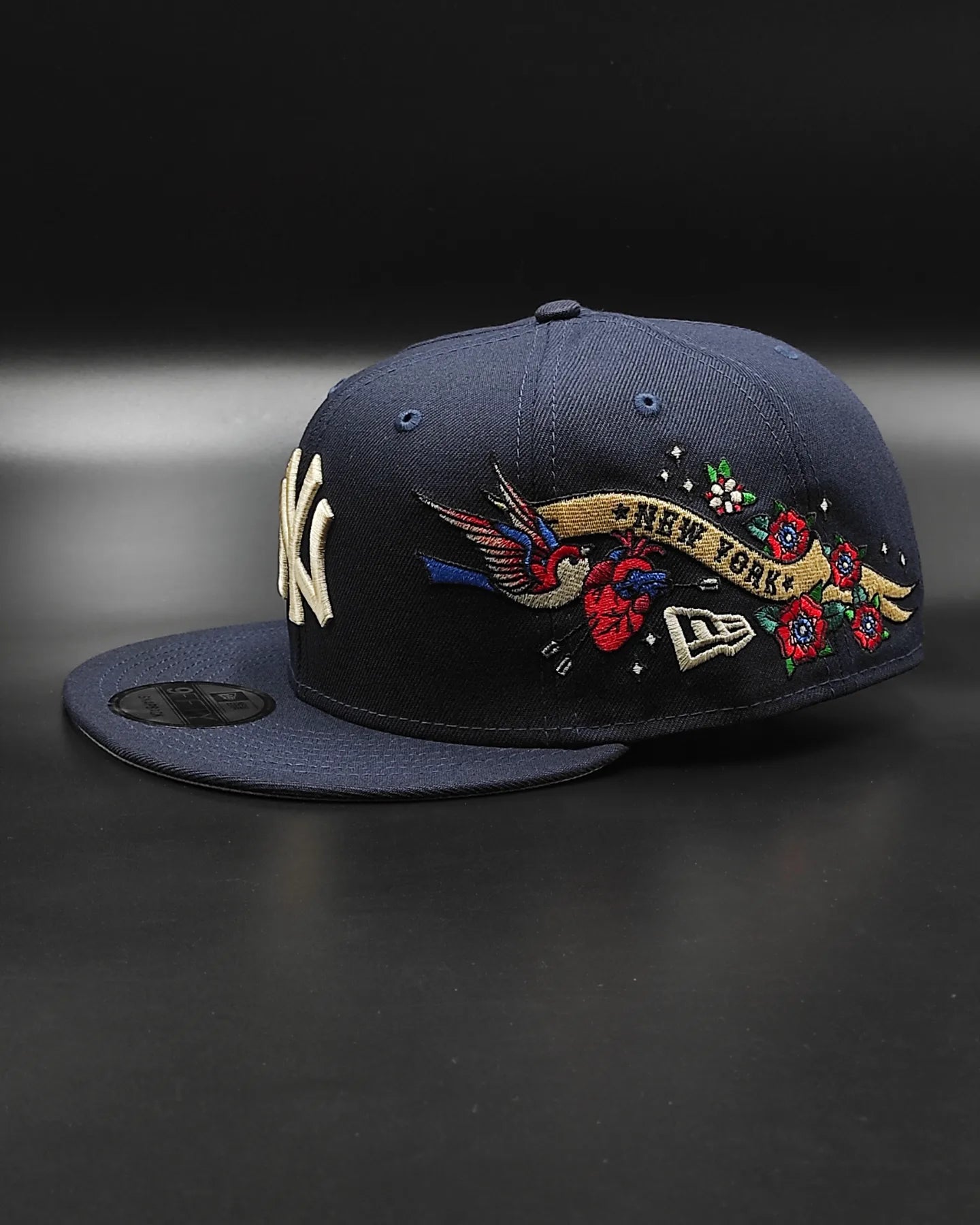 Gorra New Era 9Fifty Snapback de los New York Yankees con visera inferior gris y parche lateral City Art - Azul marino