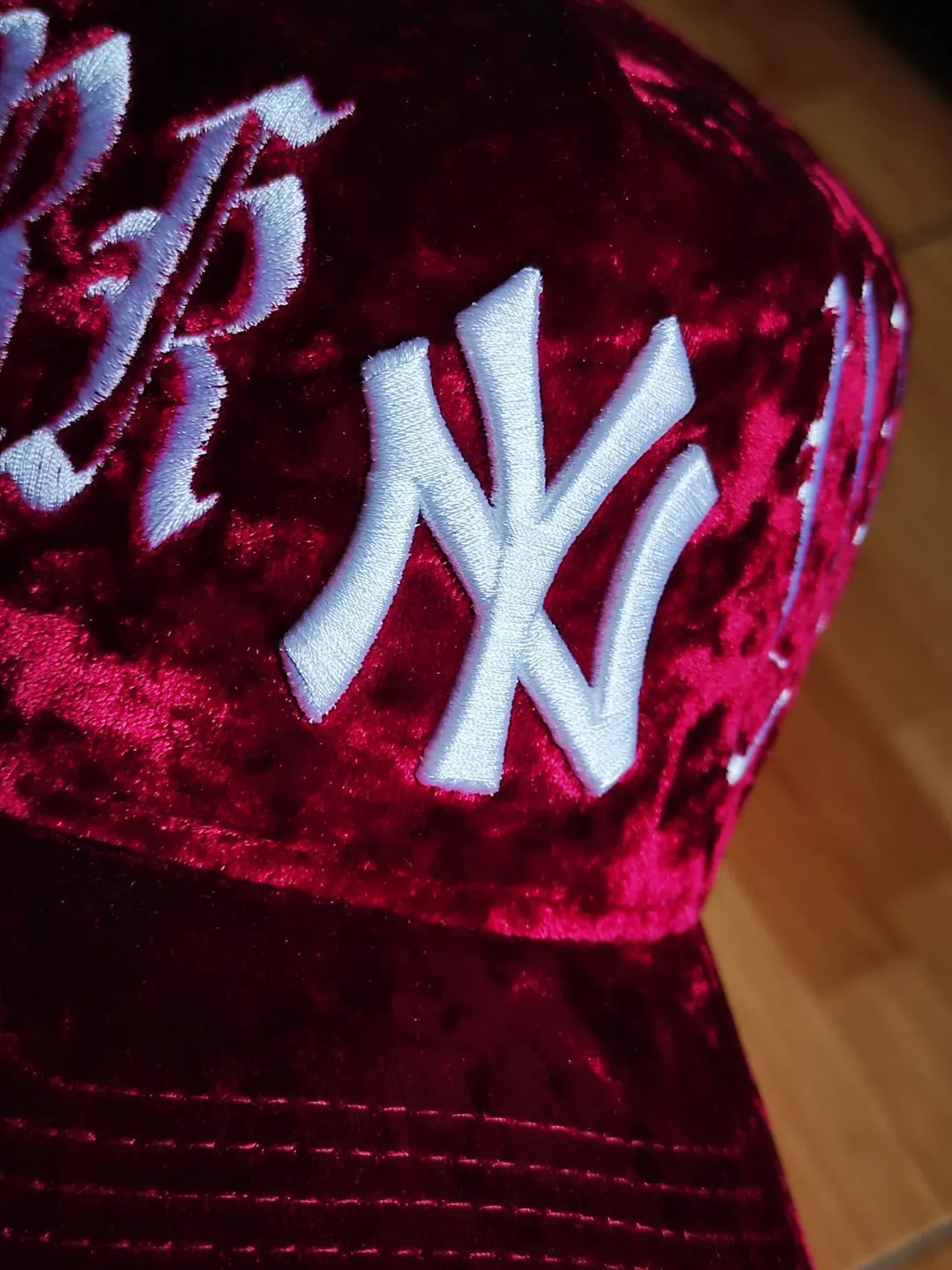 Gorra con cierre trasero de la marca New Era New York Yankees "Velvet" 9FORTY A-Frame