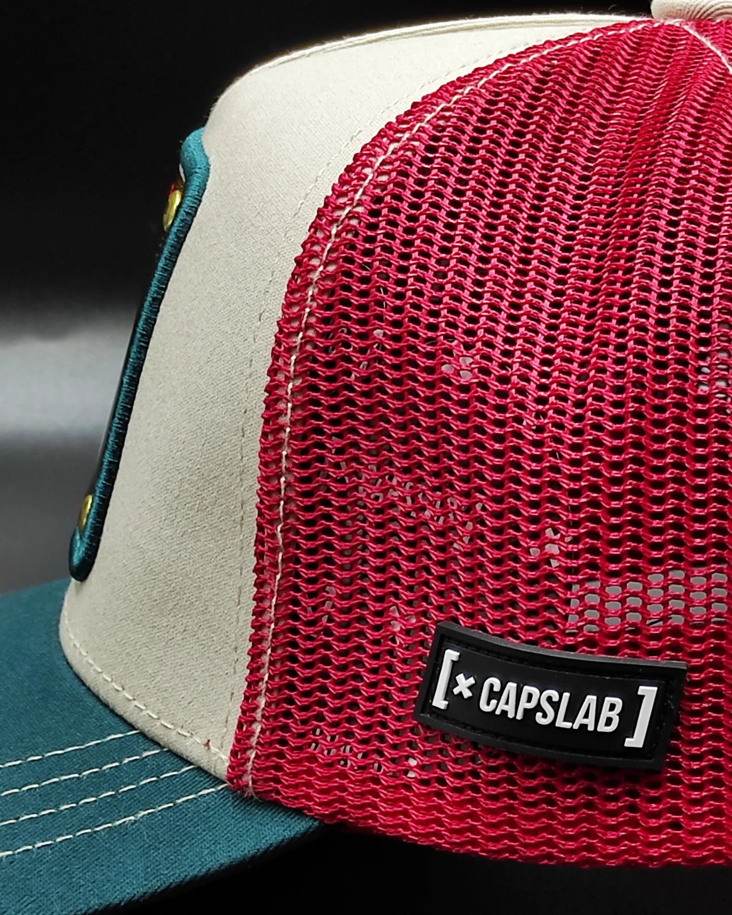Gorra trucker snapback CAPSLAB Cacahuetes Snoopy blanco rojo verde