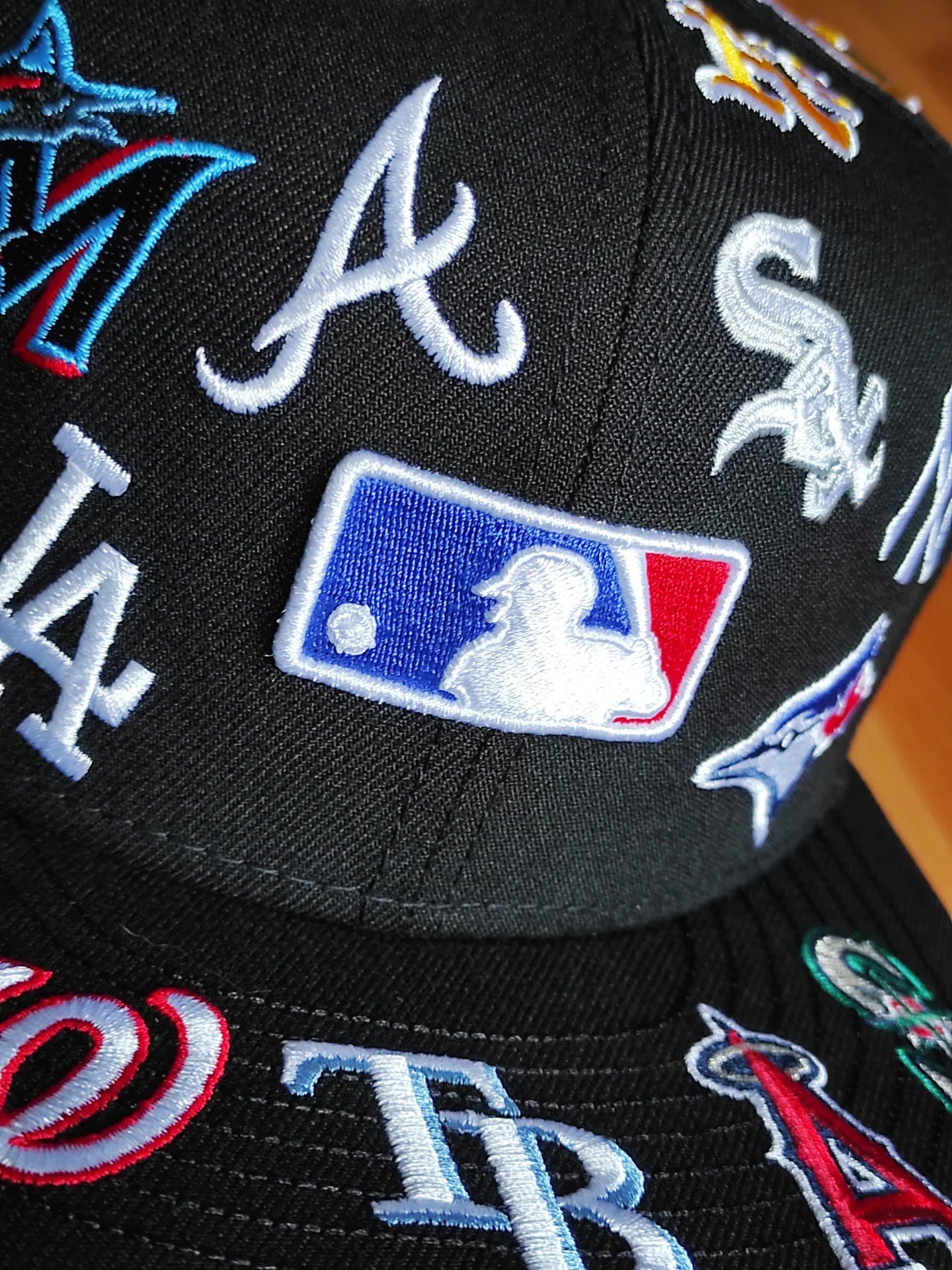 Gorra snapback New Era MLB negra 9Fifty, con logotipos de equipos de toda la liga