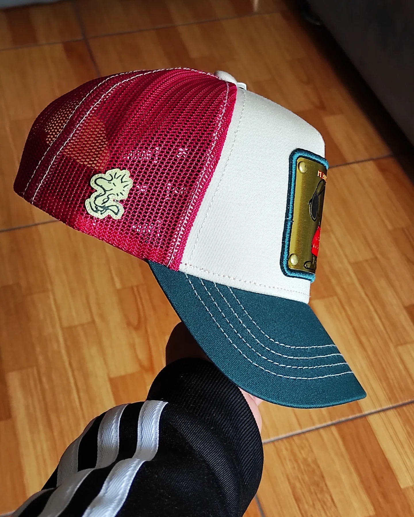 Gorra trucker snapback CAPSLAB Cacahuetes Snoopy blanco rojo verde