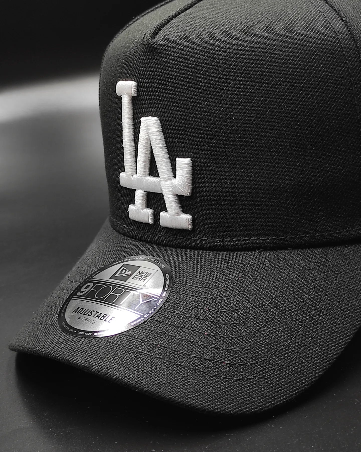 Gorra New Era Los Angeles Dodgers edición roja y negra serie mundial con visera plana