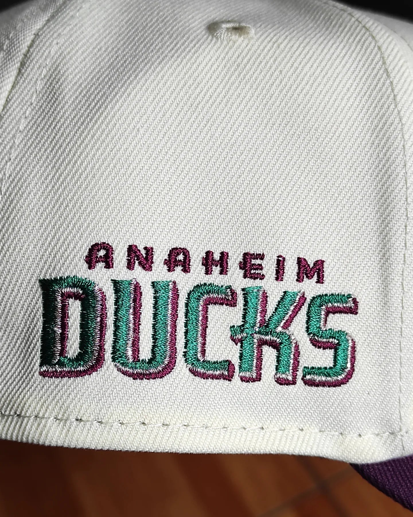 Gorra snapback New Era Anaheim Ducks Chrome Plum Two Tone Edition 9Forty A Frame