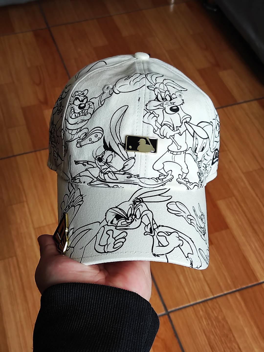 Gorra ajustable clásica informal blanca MLB X Looney Tunes con el logo de la MLB