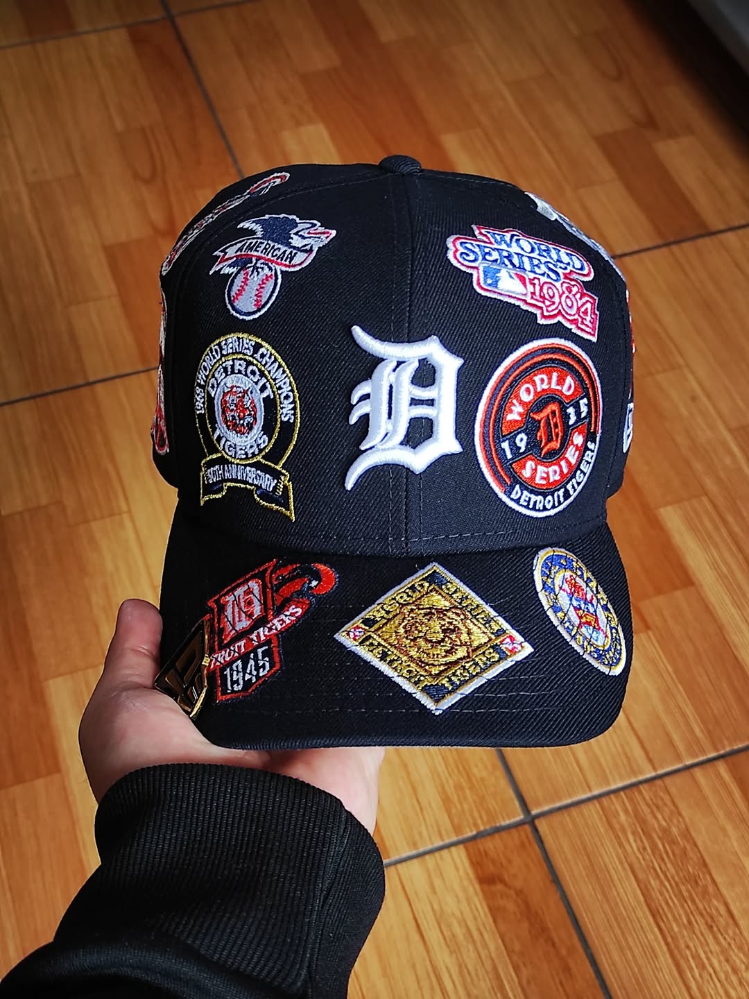 Gorra ajustada 59FIFTY New Era azul marino de los Detroit Tigers con el logo por toda la gorra y la parte inferior gris