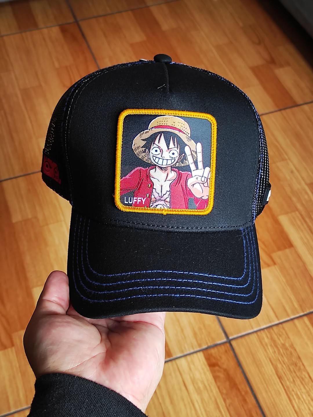 Gorra Capslab Luffy One Piece Trucker negra azul