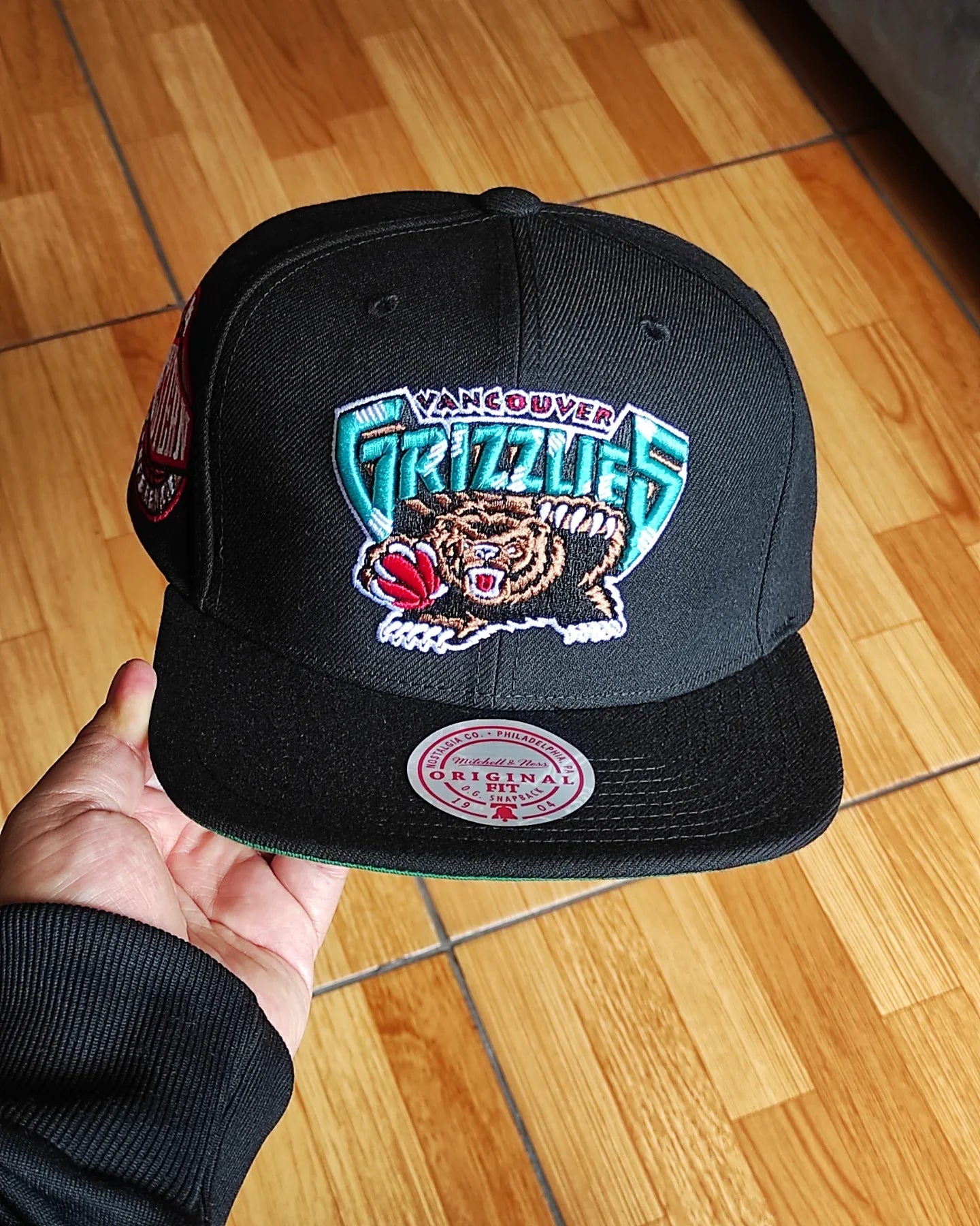 Gorra Mitchell and Ness Vancouver Grizzlies NBA wester NEGRA con cierre a presión