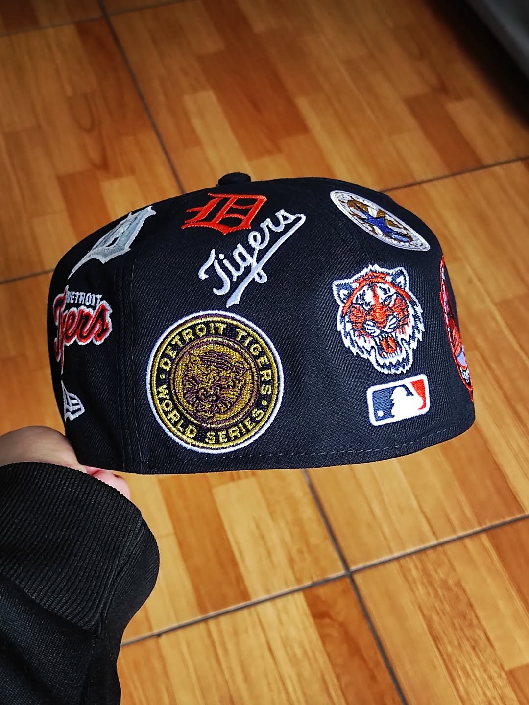 Gorra ajustada 59FIFTY New Era azul marino de los Detroit Tigers con el logo por toda la gorra y la parte inferior gris