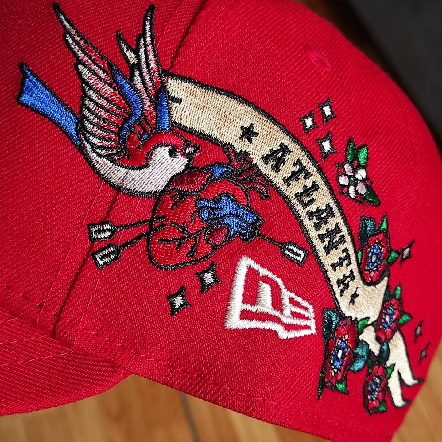 Gorra Snapback New Era 9Fifty de los Atlanta Braves con visera gris e insignia lateral City Art - Roja