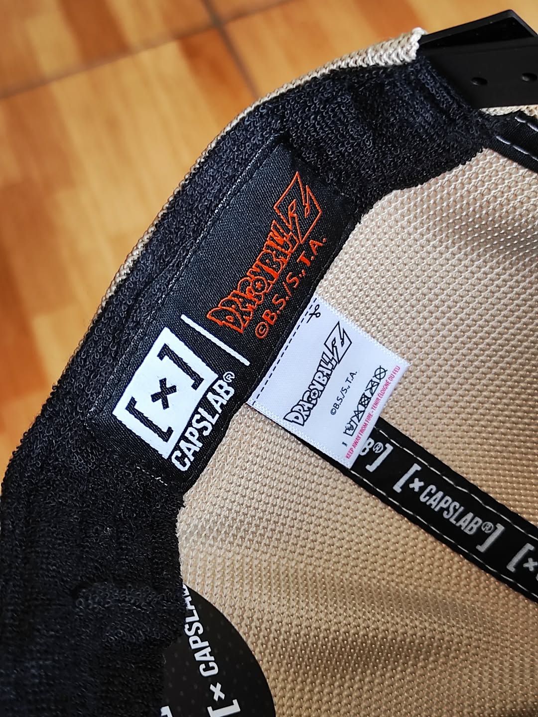Gorra trucker Capslab Dragón Ball Gohan Super Saiyajin