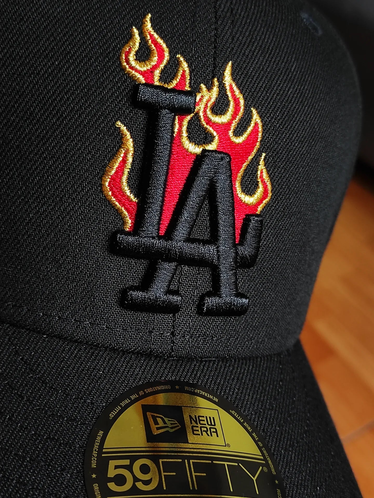 Gorra ajustada 59Fifty New Era Los Angeles Dodgers 40 Aniversario del Estadio Edición Blackout Fuego Rojo