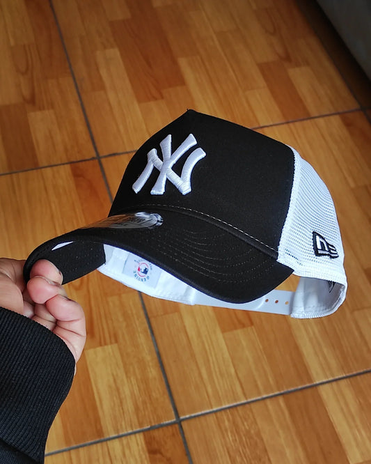 New Era Los New York Yankees gorra trucker negra y blanca con visera curvada