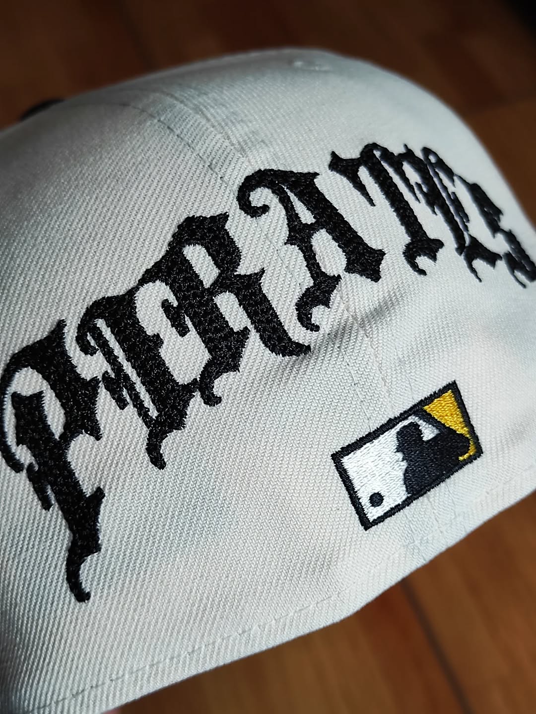 Gorra Pittsburgh Pirates MLB Team Wings 59FIFTY Ajustada Beige Claro