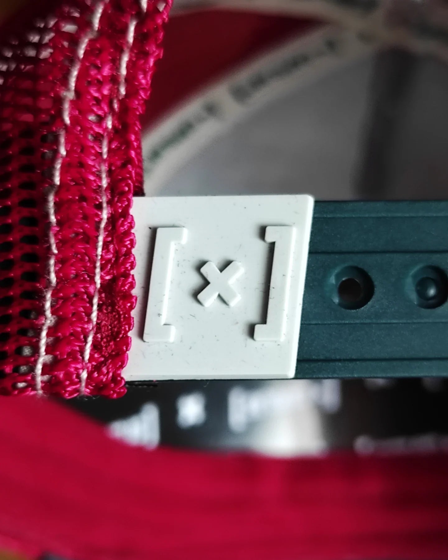 Gorra trucker snapback CAPSLAB Cacahuetes Snoopy blanco rojo verde