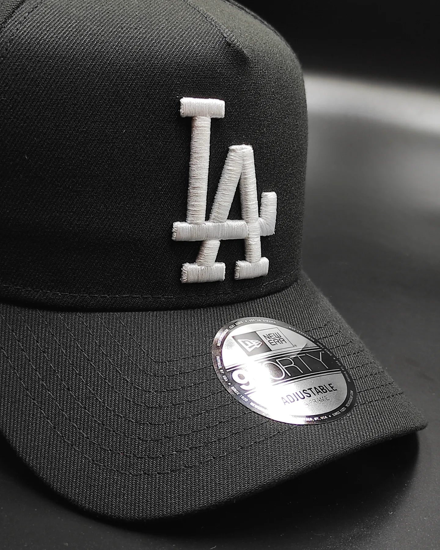 Gorra New Era Los Angeles Dodgers edición roja y negra serie mundial con visera plana