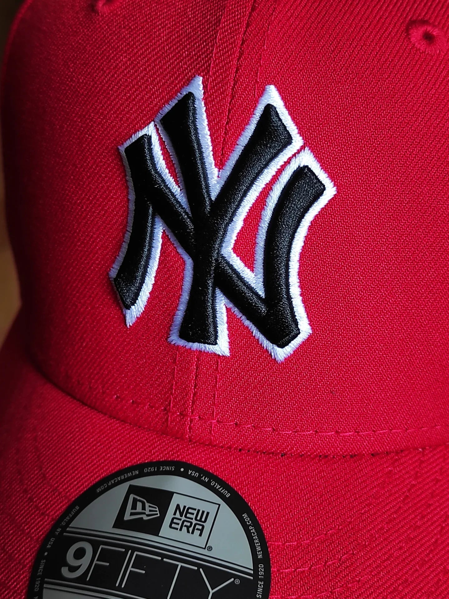 Gorra New Era New York Yankees Edición Serie Mundial de 1999 Color Escarlata Modelo 9Fifty con Cierre Ajustable