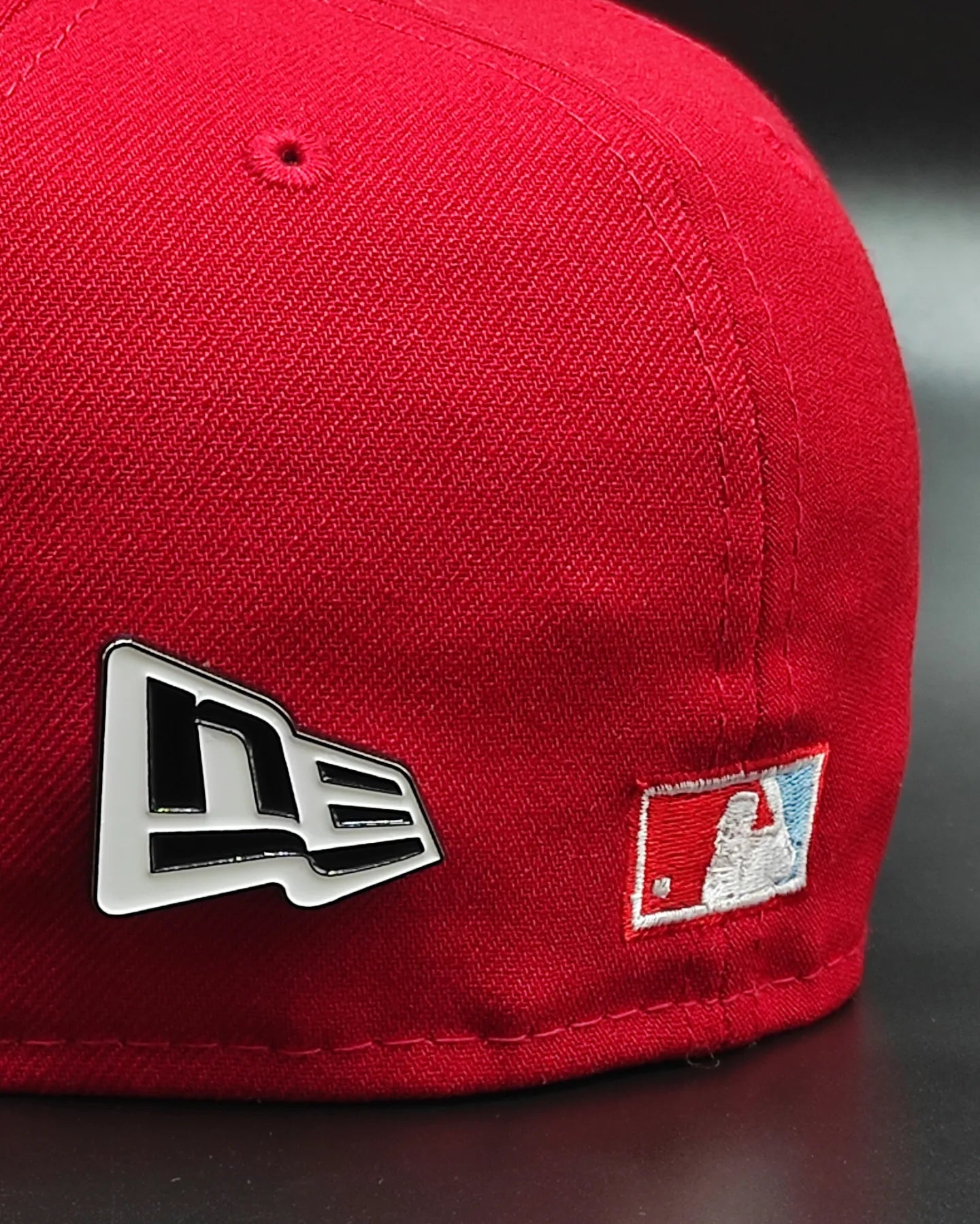 Pin metálico con la bandera New Era