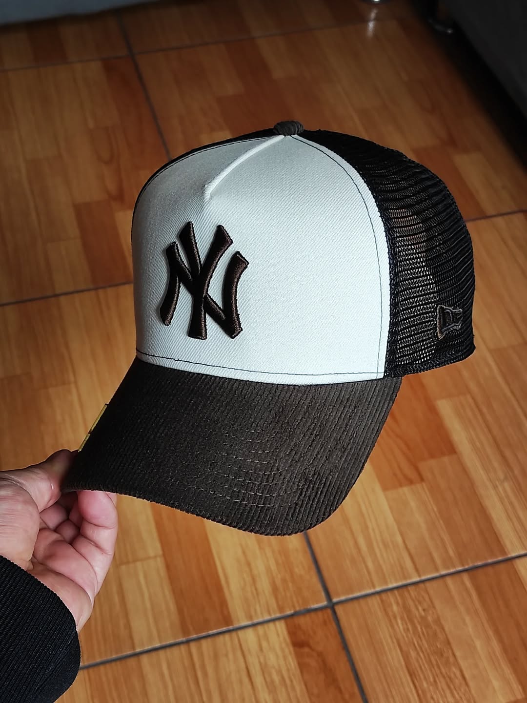 Gorra trucker de New Era de los New York Yankees con visera de pana y cierre ajustable.