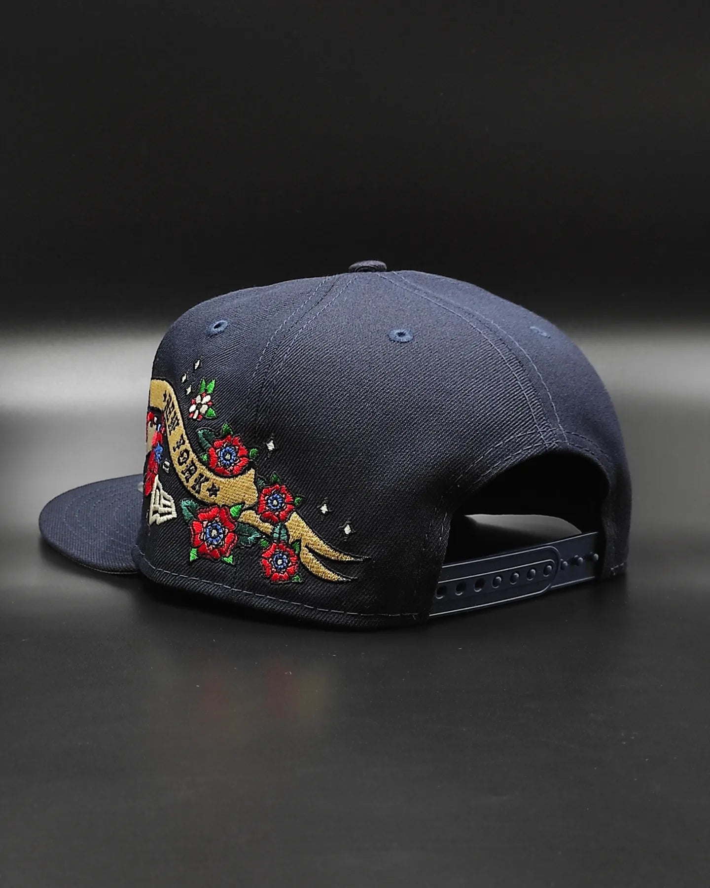 Gorra New Era 9Fifty Snapback de los New York Yankees con visera inferior gris y parche lateral City Art - Azul marino